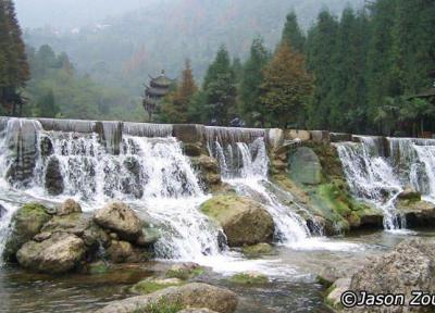 سیستم آبیاری Dujiangyan در نزدیکی میراث جهانی یونسکو در چین