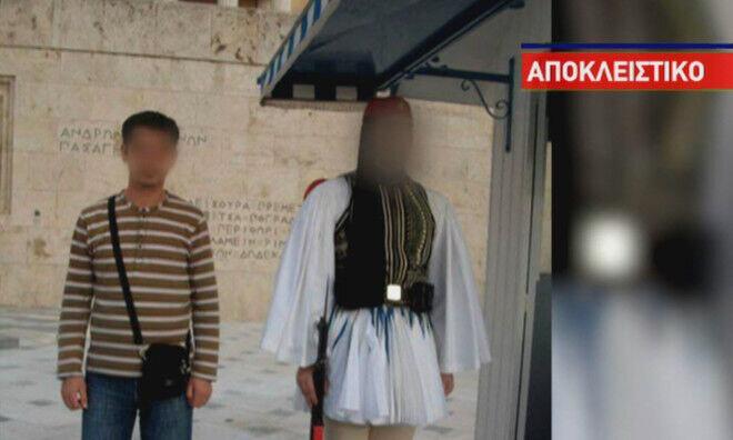 عکس جنجالی عضو داعش با سرباز گمنام یونان در آتن عکس جنجالی عضو داعش با سرباز گمنام یونان در آتن
