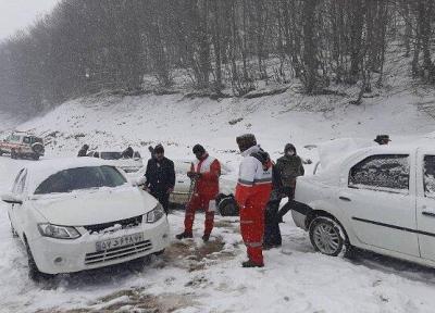 امدادرسانی به خودروهای گرفتار شده در محورهای برفگیر گیلان