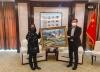 عکس ، ملاقات سفیر چین با خانم هنرمند ایرانی و تبریک به وی